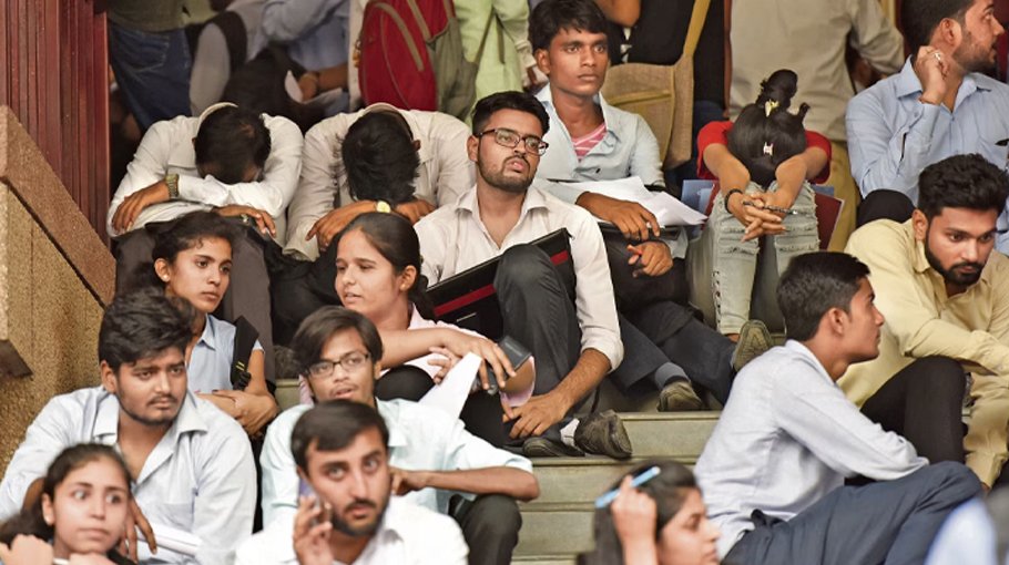 2.4 lakh more people jobless in Q1