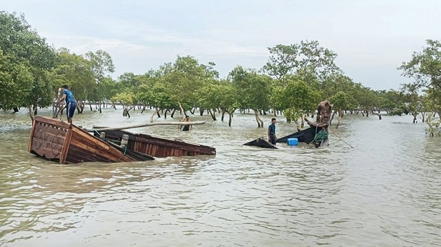 20 trawlers capsize in Bay, over 50 missing