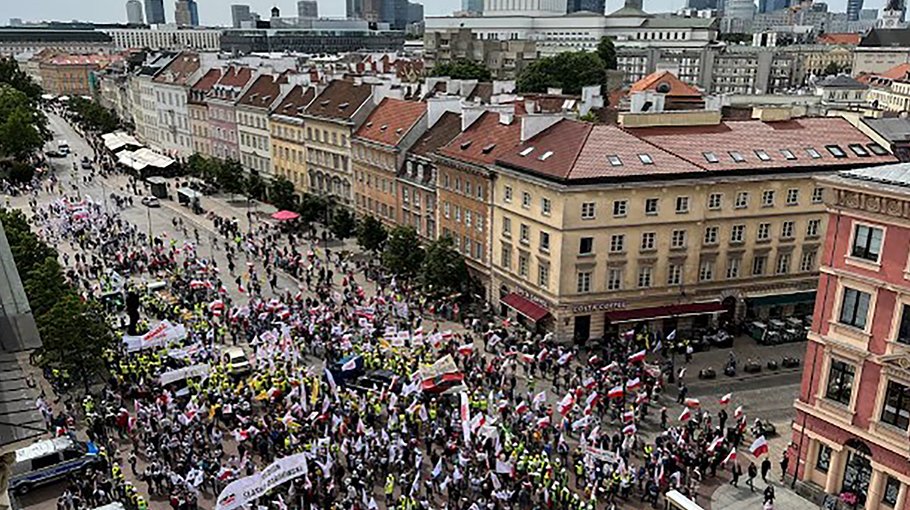 Polish farmers march against  EU climate change rules