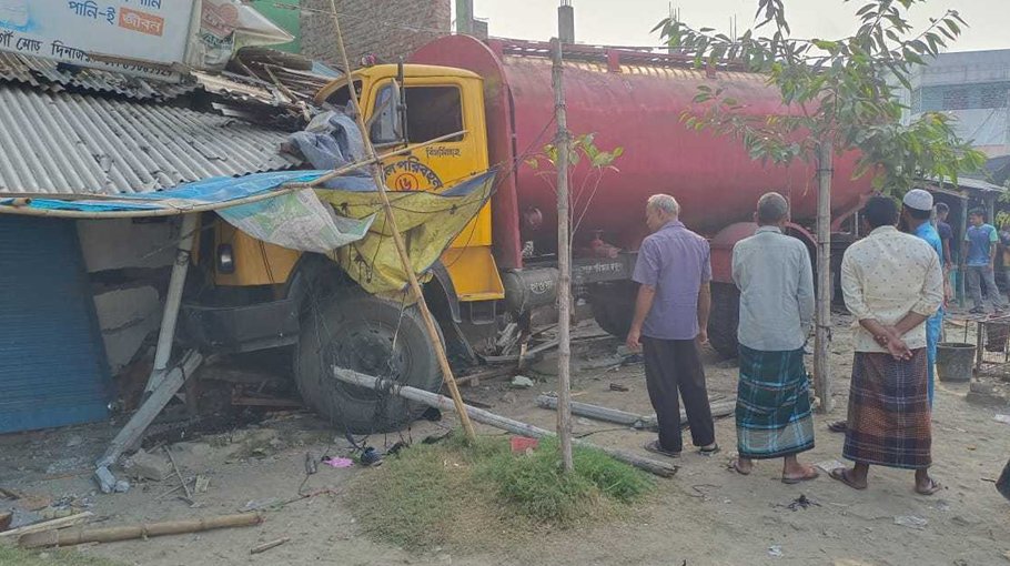 2 killed as tank lorry ploughs into tea stall in Dinajpur