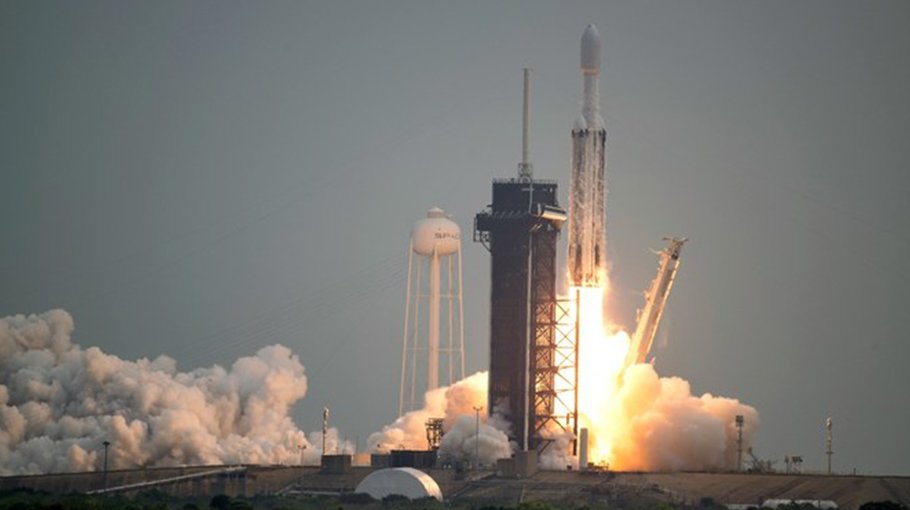 Politics of outer space  mirroring those on Earth