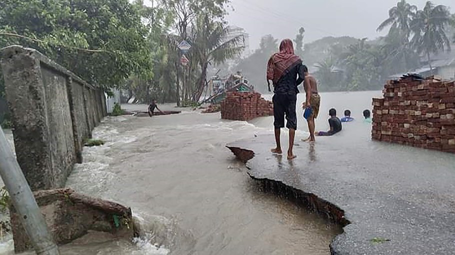 Cyclone Remal  batters Mirzaganj