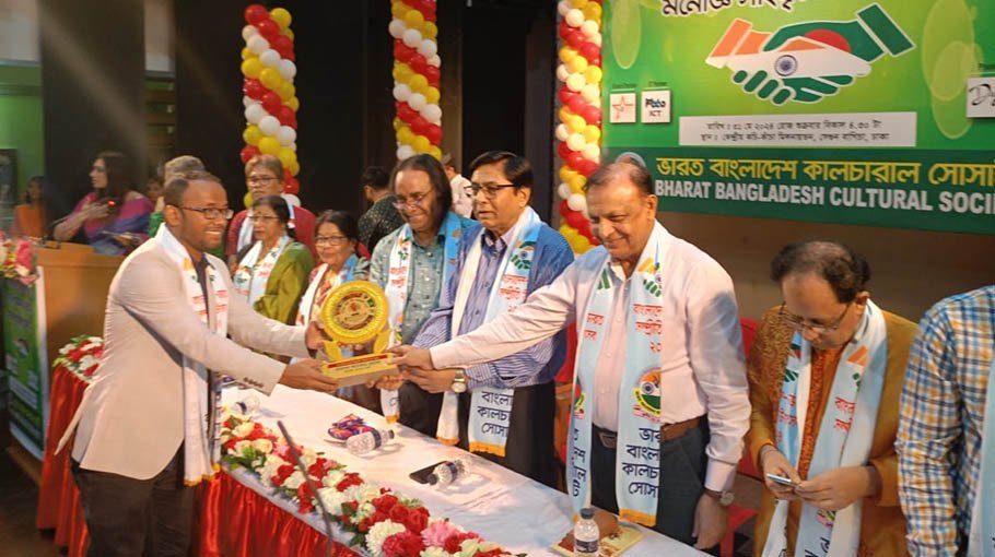 Bangladesh Post journo Anwar gets Mahatma Gandhi Peace Award