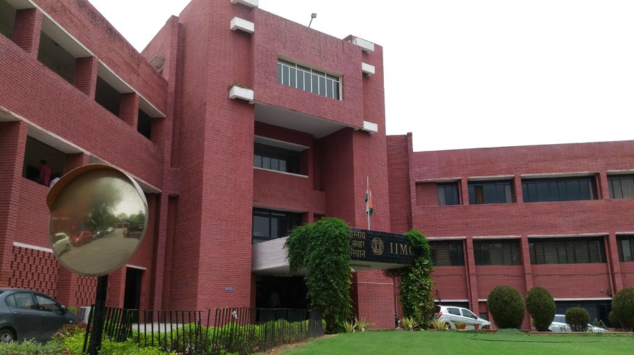 IIMC Alumni Association new committee takes charge