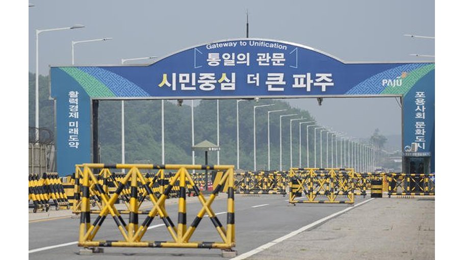 S Korean troops fired warning shots after North soldiers briefly crossed border