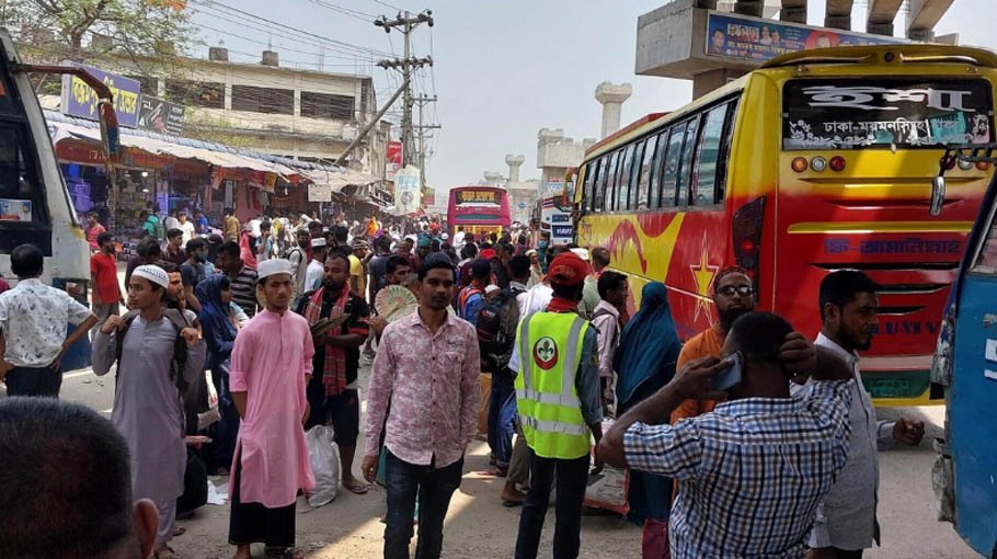 Holidaymakers leaving Dhaka 