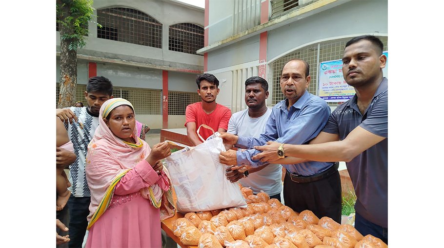 Ekota distributes food   items in Bera