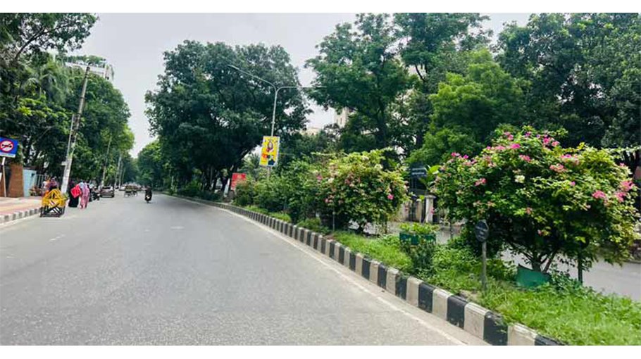 Roads in city still wear deserted look