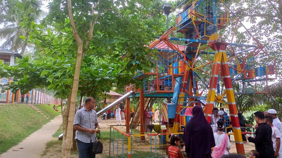 People throng amusement parks in Chuadanga on Eid holidays