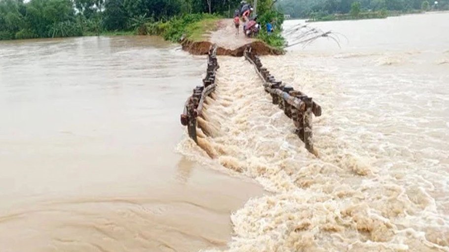 3 lakh people marooned in Moulvibazar 