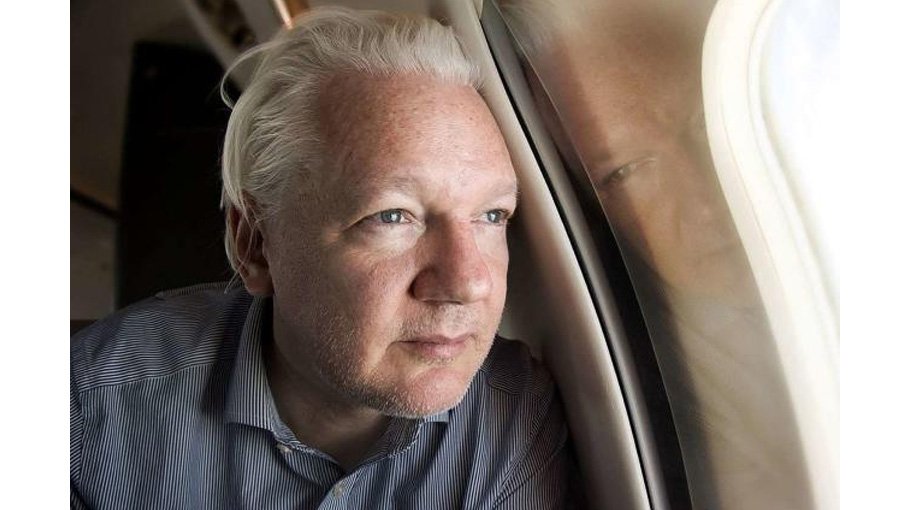 Julian Assange free, leaves UK