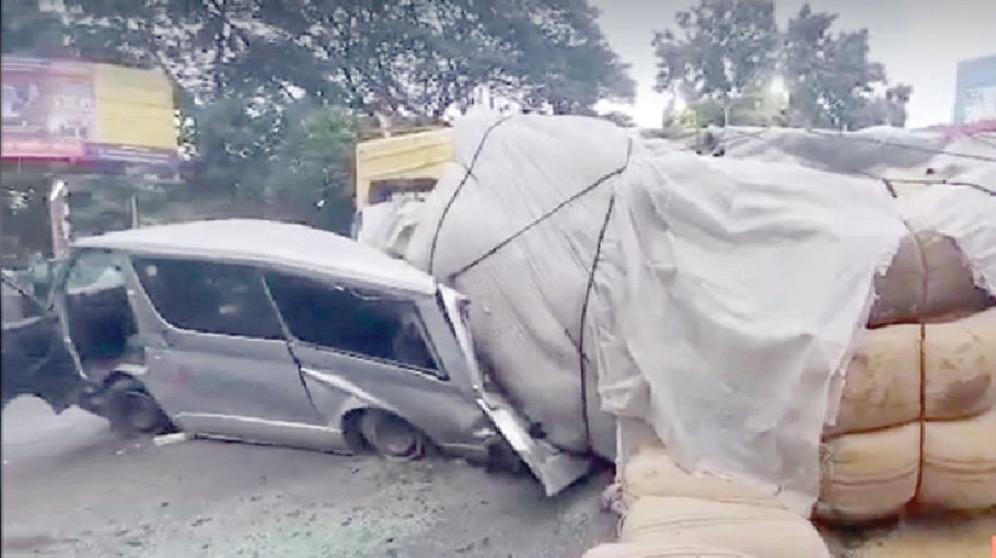 Truck rams on Biman’s microbus, disrupting traffic   in Dhanmondi 
