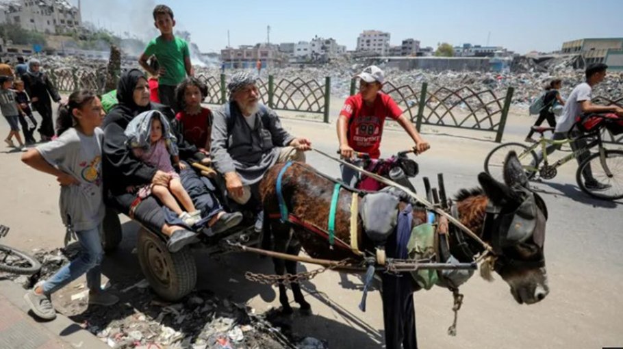 Palestinians flee Gaza City's Shejaiya area amid heavy bombardment