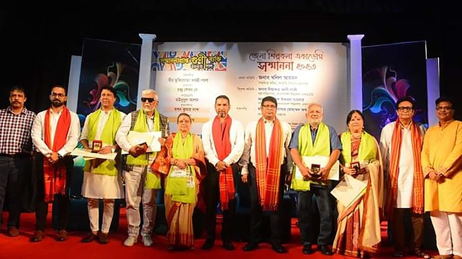 Five eminent persons honoured in Ctg for contribution to art, culture 