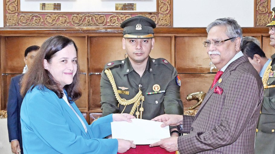 Lithonia, Greece, Malawi envoys present credentials to President