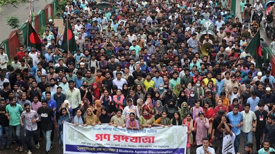 Students block Shahbagh intersection in protest against quota system reinstatement 