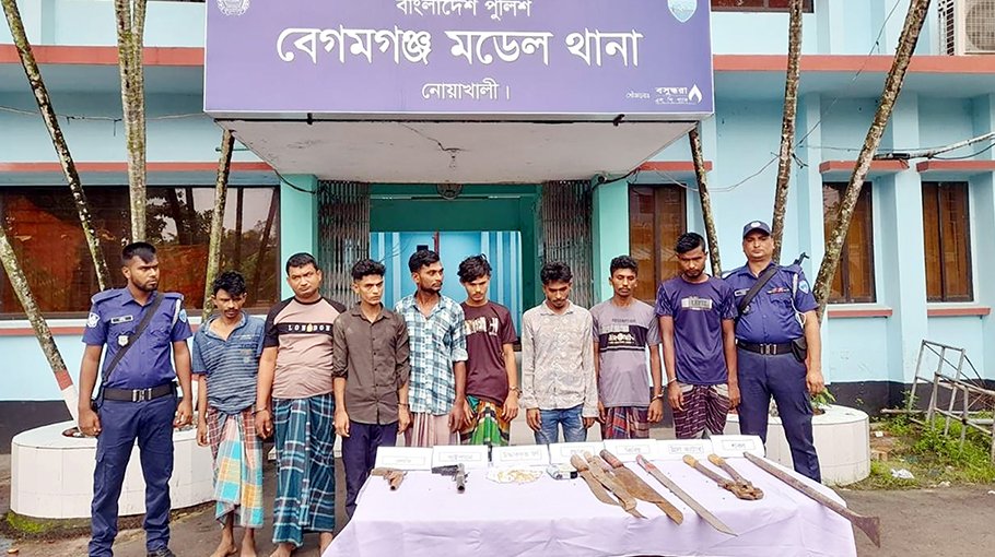 8 robbers held with arms in Noakhali