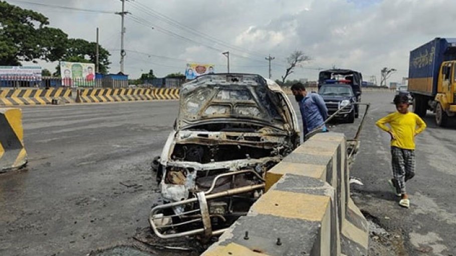 Microbus fire at Meghna toll plaza leaves five   critically injured