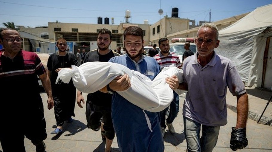 Israeli air strike kills 29 people at Gaza camp