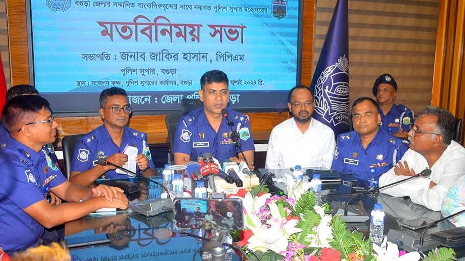Bogura SP exchanges  views with journos