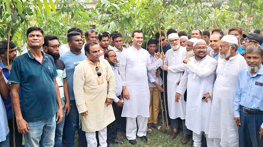 Tree plantation programme of univ students in Ishwardi