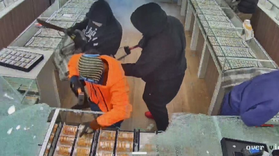 Robbery at jewellery shop: Blast hurts 5