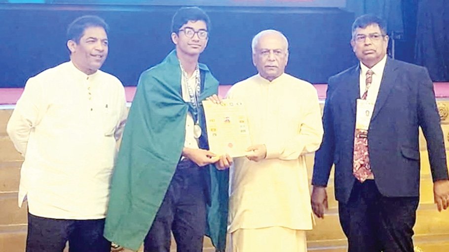 Manon receives medal from Lankan PM 