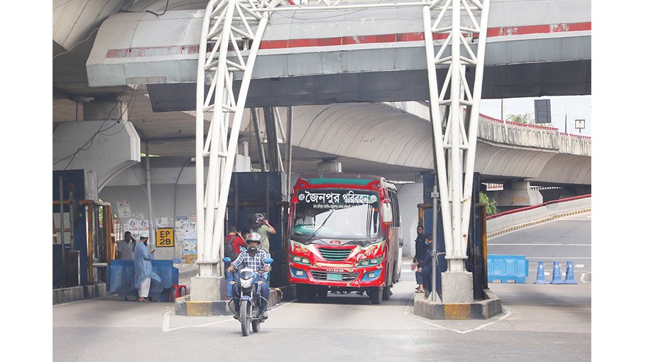 Bus service in Dhaka, on long routes resumes on small scale