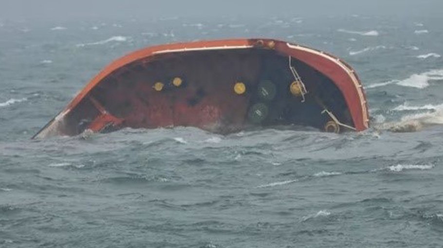 Philippine tanker carrying 1.4m litres of oil capsizes in Manila Bay