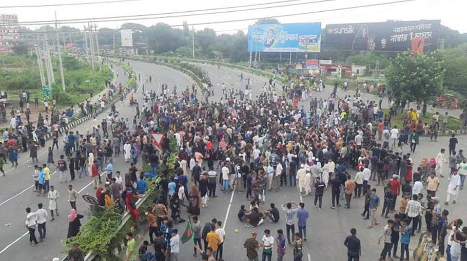 Students block Banglabandha-Dhaka highway in Panchagarh for 4 hrs