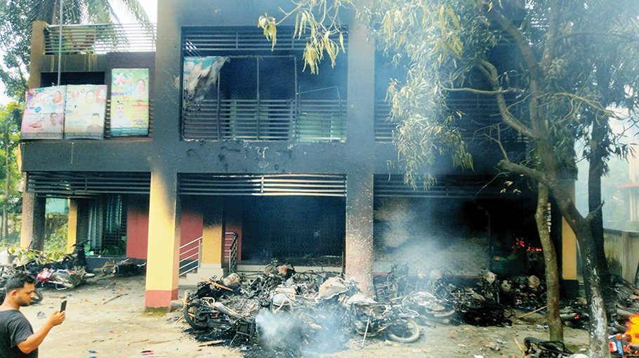 Protesters kill 14 cops in Sirajganj, Cumilla