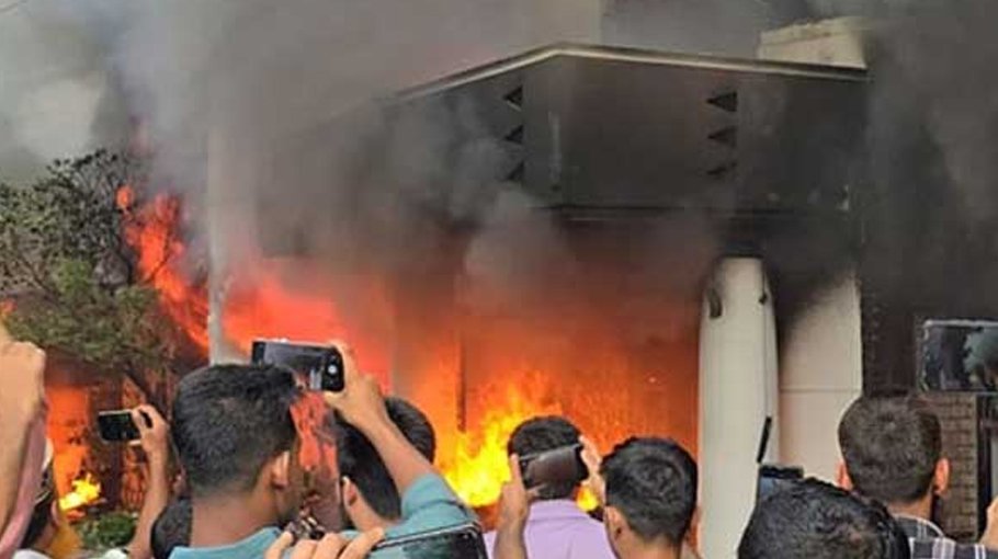 Home Minister’s residence set ablaze