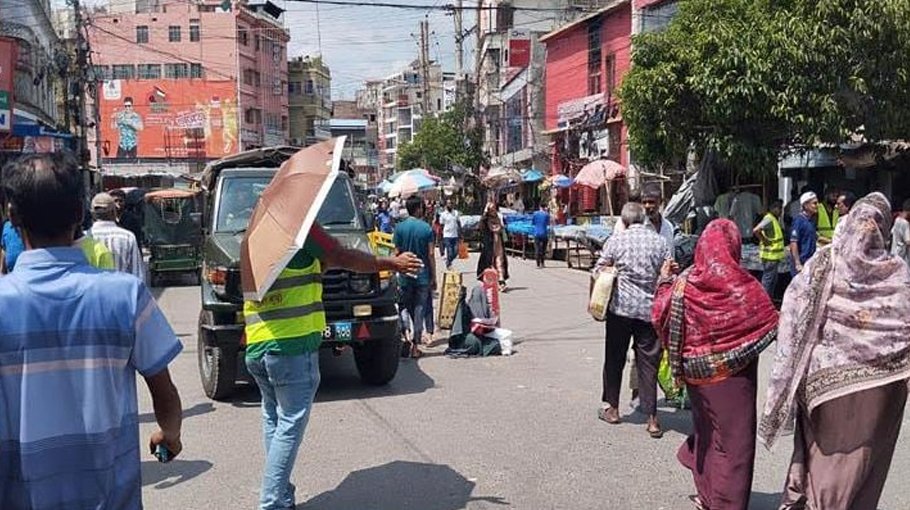 Students working to restore  road discipline in Rajshahi 