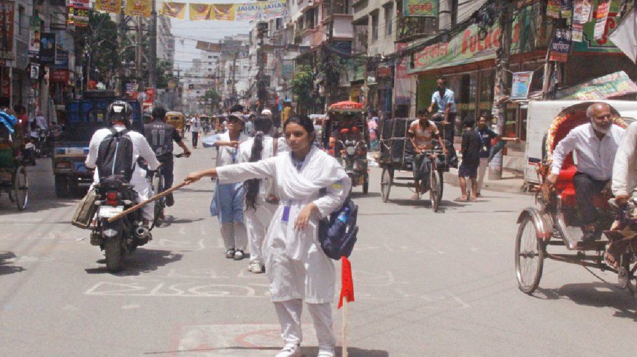 Students clean roads, control traffic across country 
