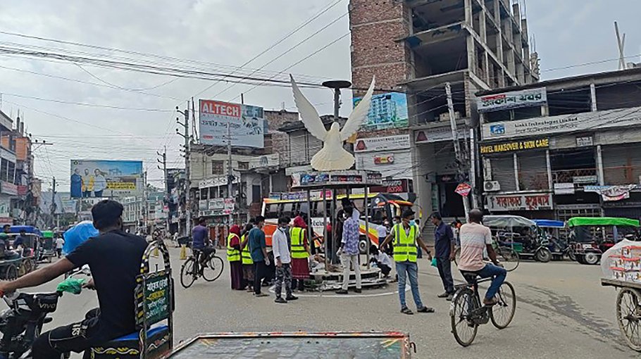 Students control traffic, plant trees in Chuandanga