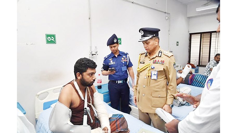 IGP visits injured law enforcers at Rajarbagh police hospital