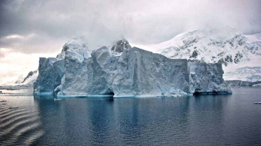 Midwinter Antarctica 50°F above average