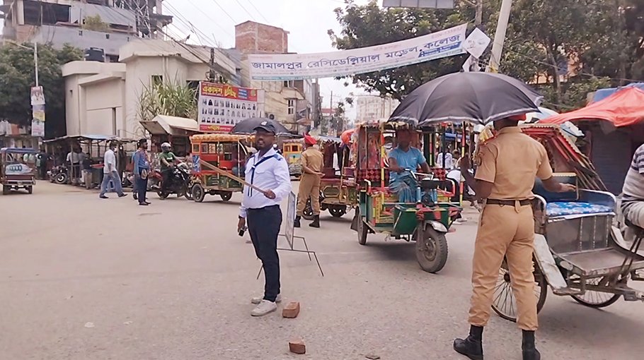 Students control  traffic in Jamalpur
