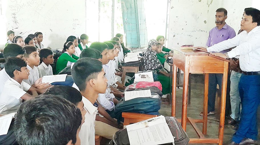 UNO takes up classes, advises  students in Sujanagar