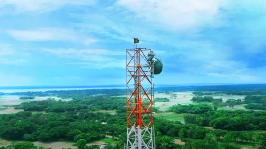 Floods disable 2,025 mobile towers across 12 districts