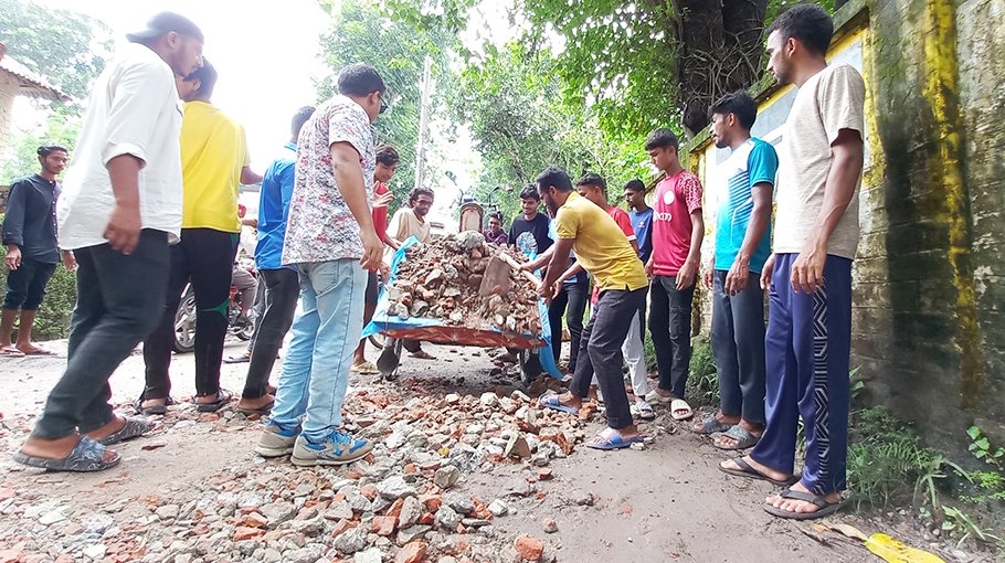 Students working to repair roads in Panchagarh