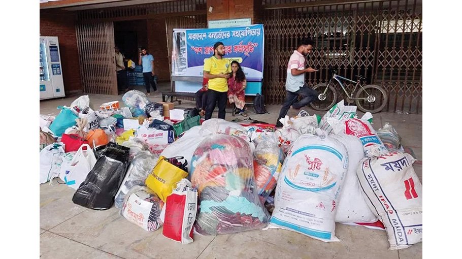 JU students stand by flood victims