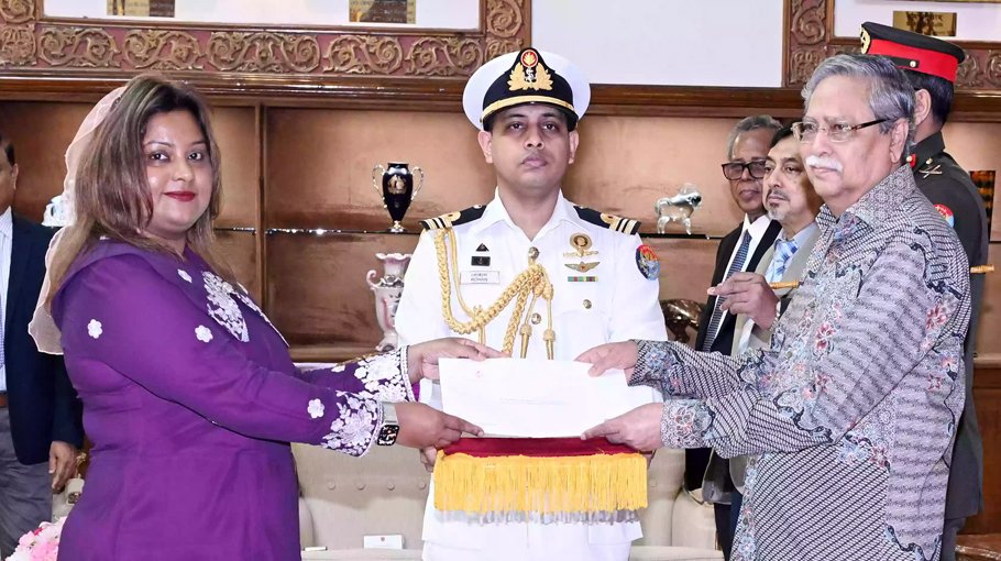 Maldivian envoy presents credentials to President 