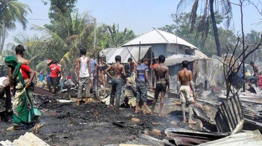 Fire guts 20 houses  in Thakurgaon
