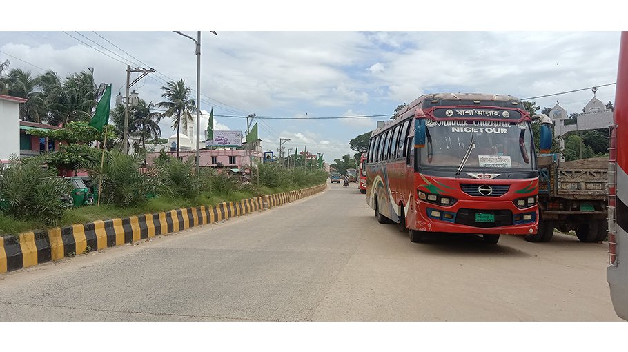 Illegal parking on Ctg-Rangamati highway goes rampant