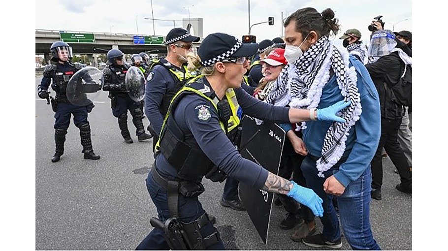 Dozens held after clashes at Melbourne anti-war protest 