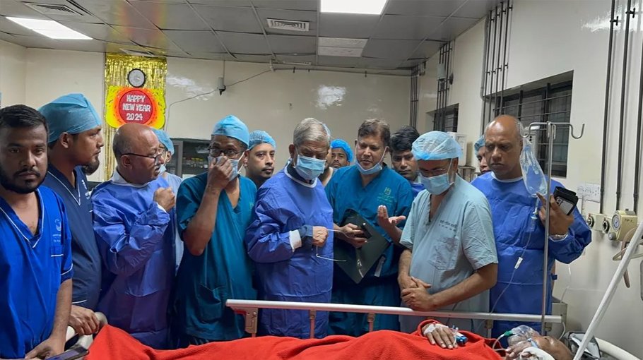 Fakhrul visits injured Swechchhasebak Dal leader at BSMMU