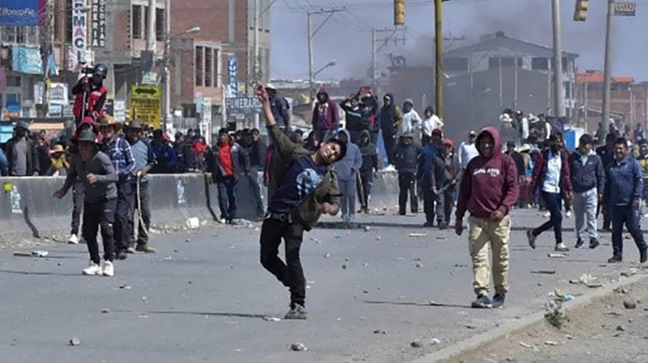 Street battles in Bolivia as Evo Morales leads march to capital