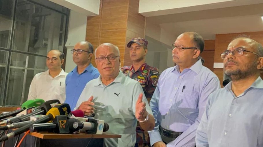 Adviser Farooq-e-Azam visits Rohingya camps 