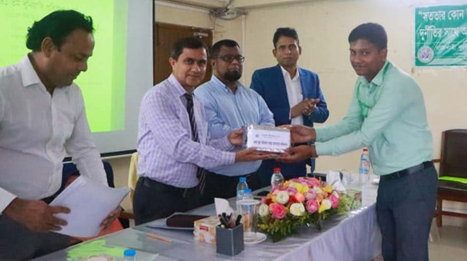 Attaining professionalism in modern banking services stressed